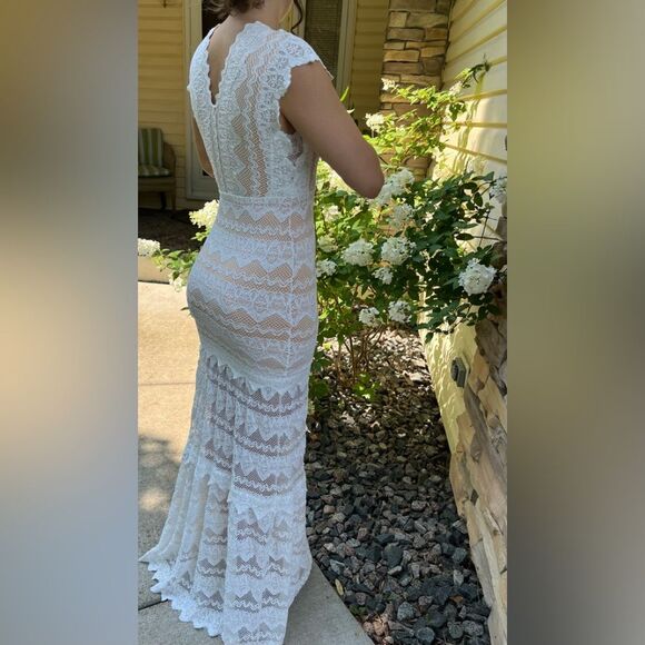 Nightcap by Carisa Rene Antoinette cream/nude lace overlay V-neck maxi dress, 1 - Picture 13 of 14